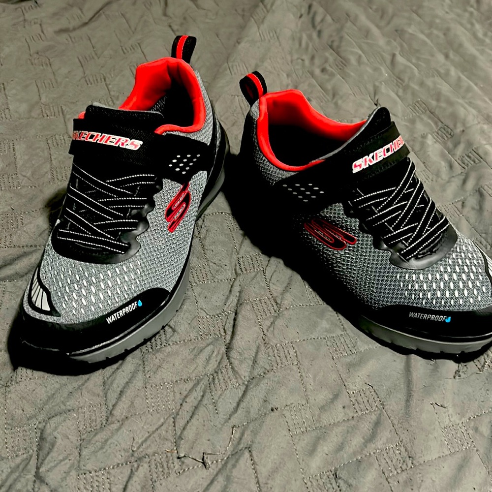 NEW! Boys! Size 4! Sketchers!